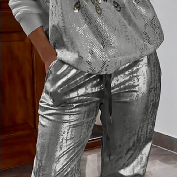 Beautiful Top Set Shiny Silver and Light Gray - Picture 3 of 4